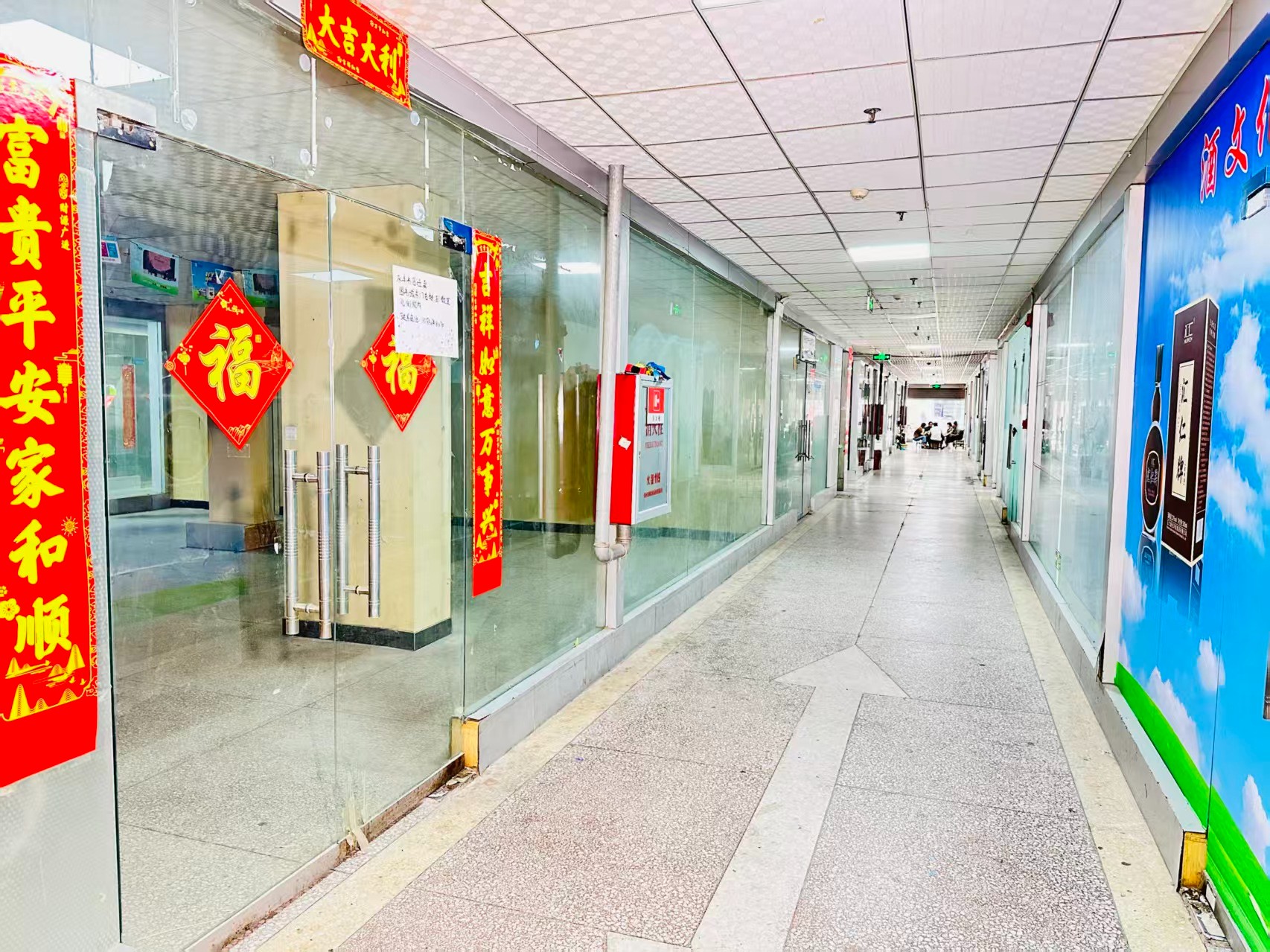 炎黄路园区位于洛阳市老城区春都路商贸核心区域，周边商业氛围成熟，交通便利，配套完善。依托传统副食品商贸资源，园区具备良好的经营基础和人气优势，是企业办公、商品展示、批发零售及创业发展的理想选择。