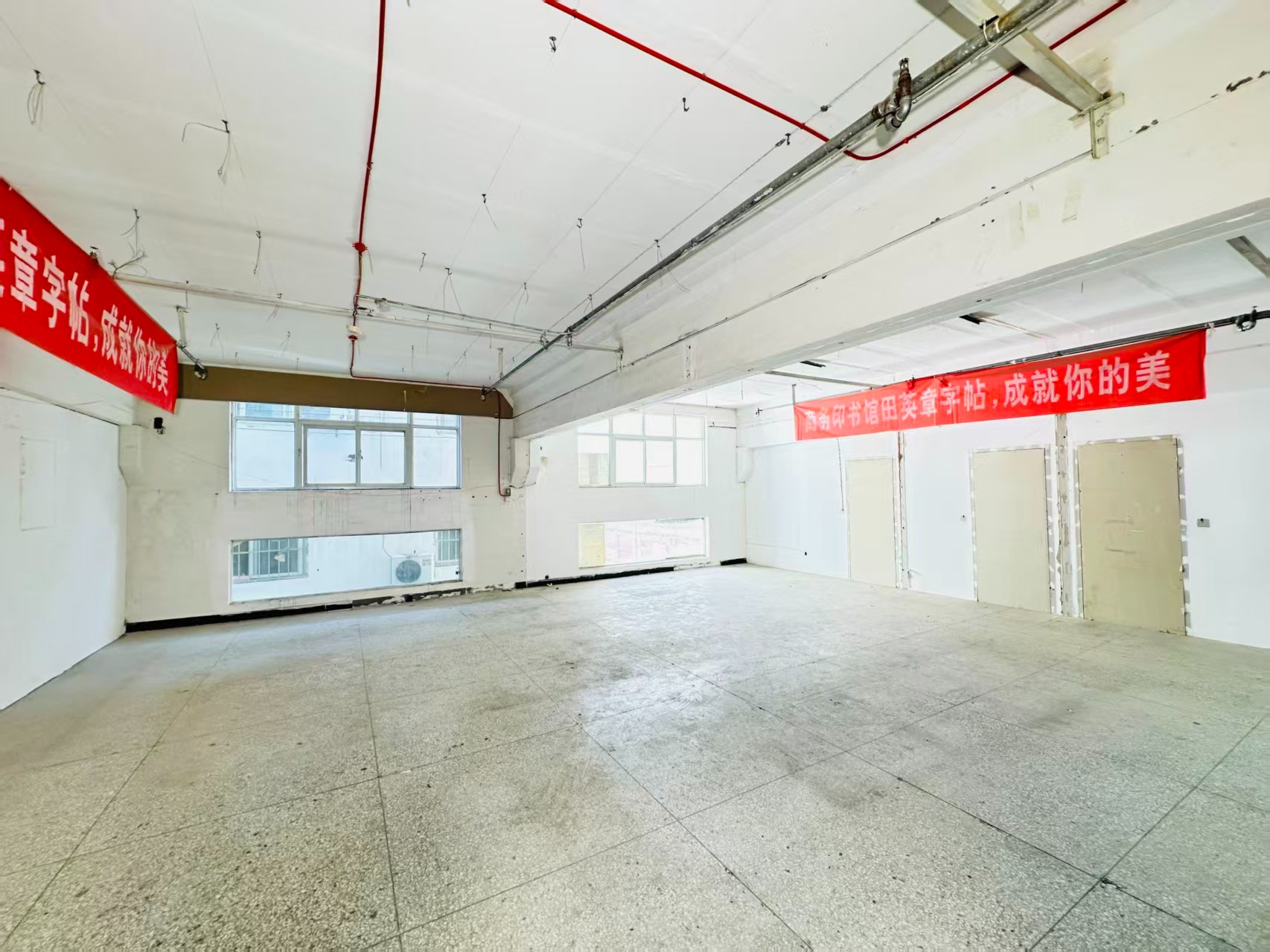 炎黄路重点吸引人工智能应用、数字经济、电商直播、智能制造服务、软件开发、科技创新企业及创业团队入驻